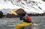 Remando em Whaler's Bay, em Deception Island, na Antártida
